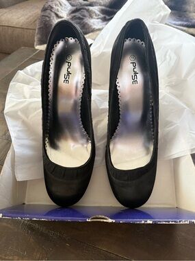 Pulse Black Round-Toe Pumps with Silver Insole